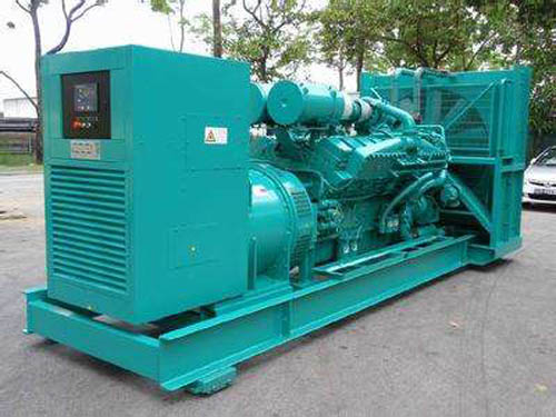 泾县如何确保发电车的负载功率不会超过其容量？